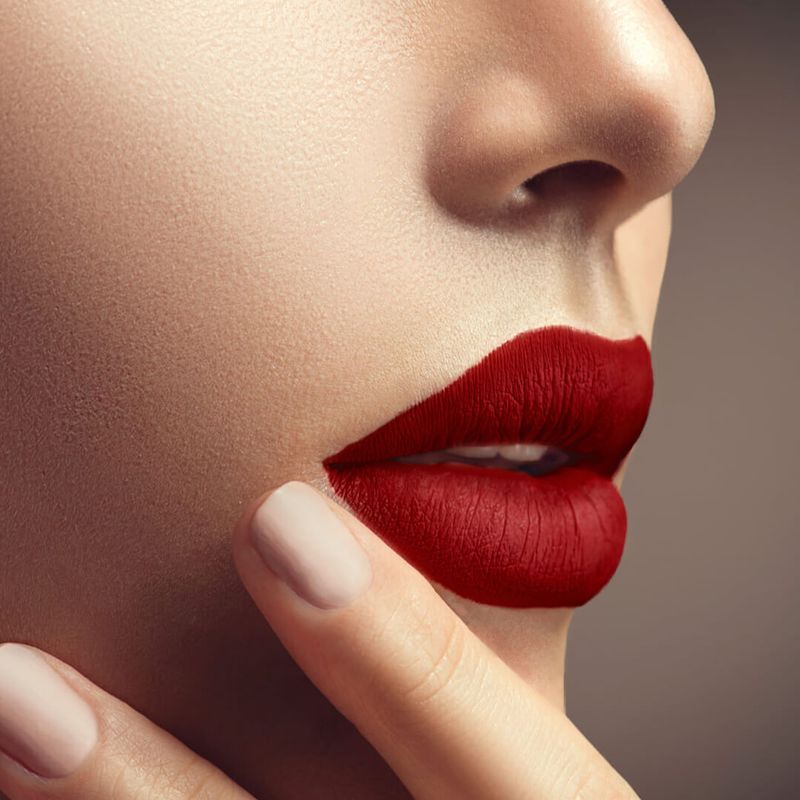 Batom-Matte-Liquido-Forever-Liss-Vermelho-Escuro-detalhe-aplicacao